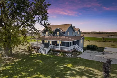 230 Picnic Woods Dr, Waukon, IA 52172