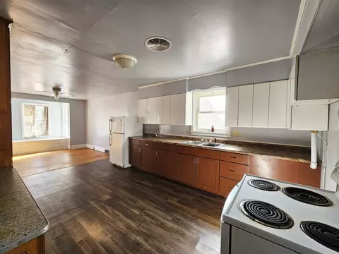 501 W 1st St, Sumner, IA 50674 photo 9