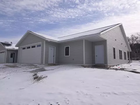 709 Washington St #4, Decorah, IA 52101