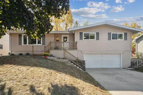 305 Heritage Rd, Cedar Falls, IA 50613