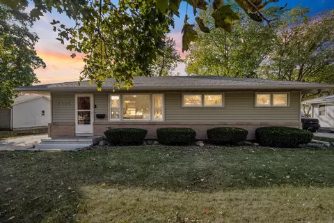 2315 Valley Park Dr, Cedar Falls, IA 50613