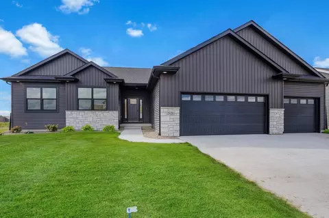 2826 Autumn Woods Dr, Cedar Falls, IA 50613