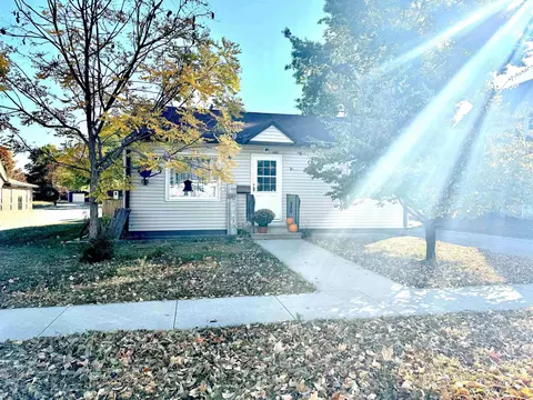 806 Pine St, La Porte City, IA 50651