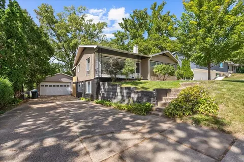 136 Valley Rd, Waterloo, IA 50701