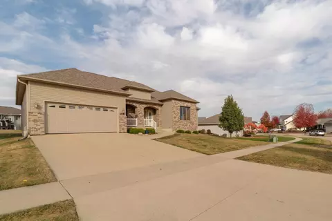 2105 Boxwood Dr, Cedar Falls, IA 50613
