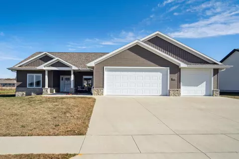 1037 10th St SW, Dyersville, IA 52040
