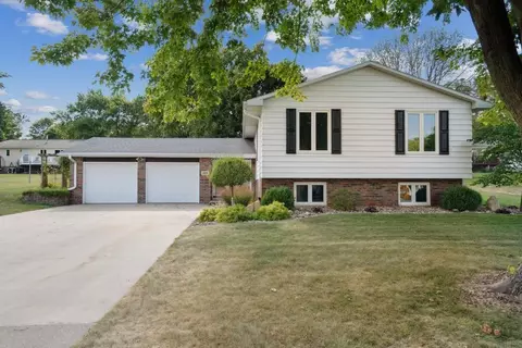 1023 1st St SW, Dyersville, IA 52040