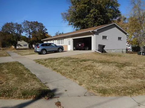 202 E 20th St, Cedar Falls, IA 50613 photo 2
