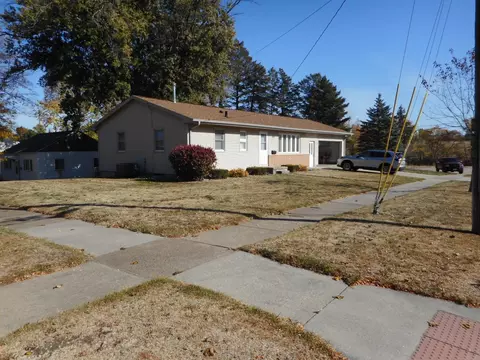 202 E 20th St, Cedar Falls, IA 50613 photo 3