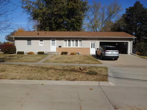 202 E 20th St, Cedar Falls, IA 50613