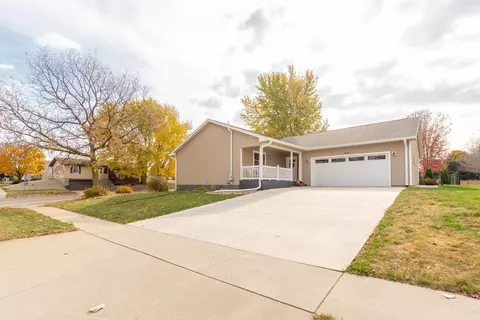 941 Prestien Dr, Denver, IA 50622