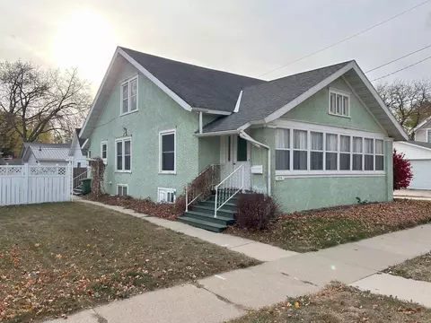 204 Spriggs St, Charles City, IA 50616