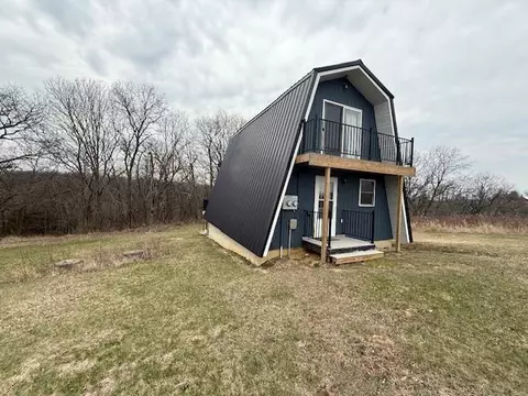 1742 Point Vista Ln, Lansing, IA 52151