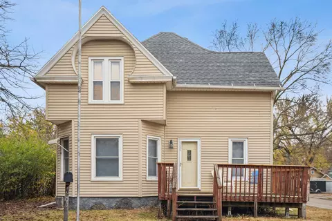 900 Riehl St, Waterloo, IA 50703