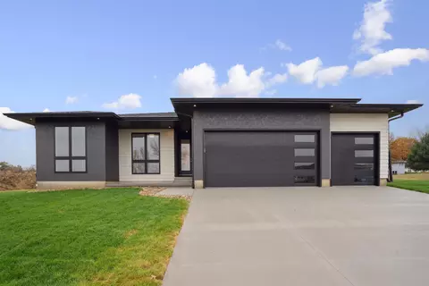1825 Red Tail Dr, Waterloo, IA 50701