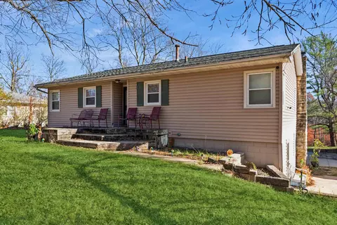 557 S 2nd St, Coggon, IA 52218