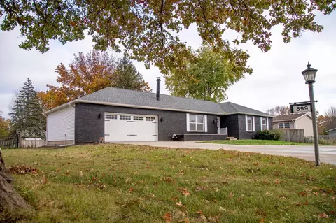 899 Lynkaylee Dr, Waterloo, IA 50701
