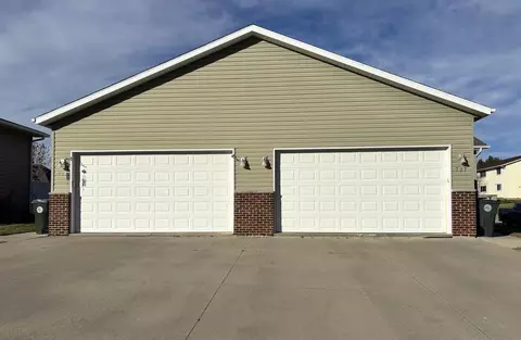 725-727 Sonya Dr, Waterloo, IA 50702