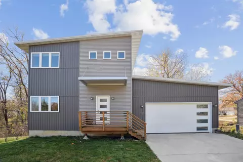 1935 Rainbow Dr, Waterloo, IA 50701