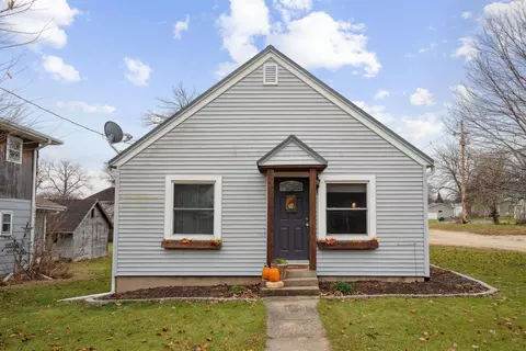 403 E Linn St, Coggon, IA 52218