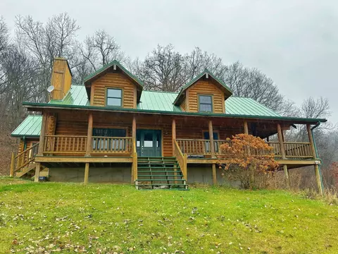 1934 Old Mission Dr, Harpers Ferry, IA 52146