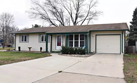 903 9th St N W, Independence, IA 50644
