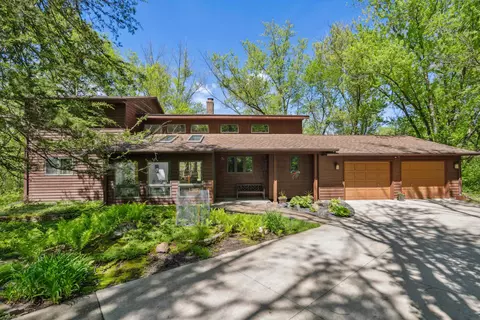 3917 Beaver Ridge Cir, Cedar Falls, IA 50613