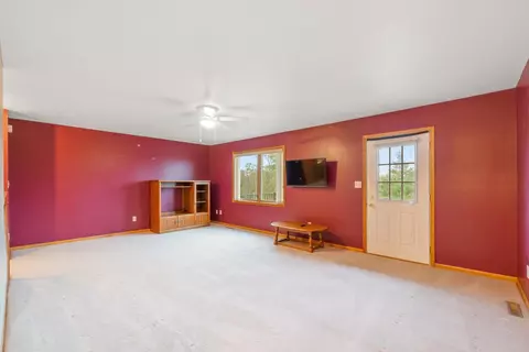 3929 Memory Ln, Waterloo, IA 50702 photo 2