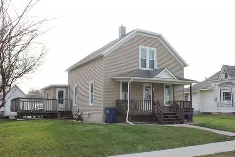 210 W 8th St, Vinton, IA 52349
