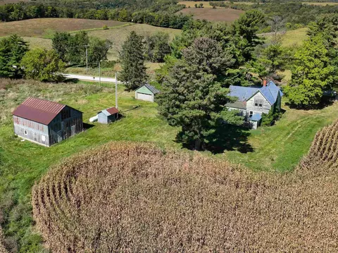 1325 Canoe Ridge Rd, Decorah, IA 52101
