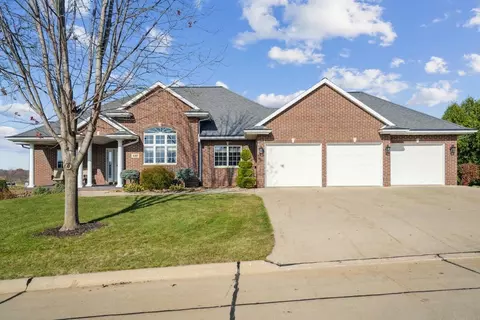 630 8th Ave Ct SW, Dyersville, IA 52040