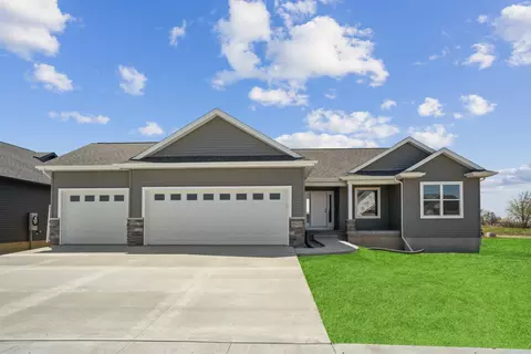 2832 Autumn Woods Dr, Cedar Falls, IA 50613