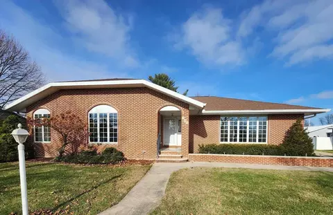 840 E Union St, Manchester, IA 52057