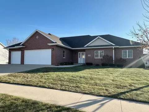 1013 Rosewood Dr, Manchester, IA 52057