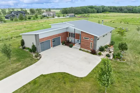 4819 Green Belt Dr, Cedar Falls, IA 50613