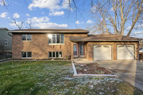 2114 Cardinal Dr, Waterloo, IA 50701