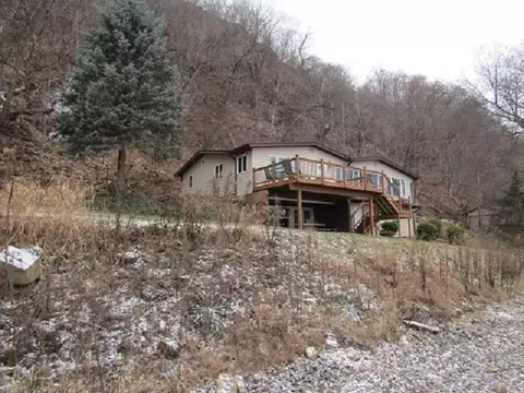 317 Hideaway Ln, Guttenberg, IA 52052