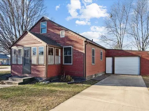 513 SW 8th Ave, Independence, IA 50644