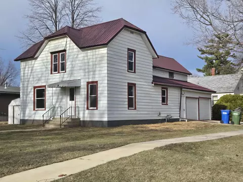 130 E 5th Ave, Cresco, IA 52136