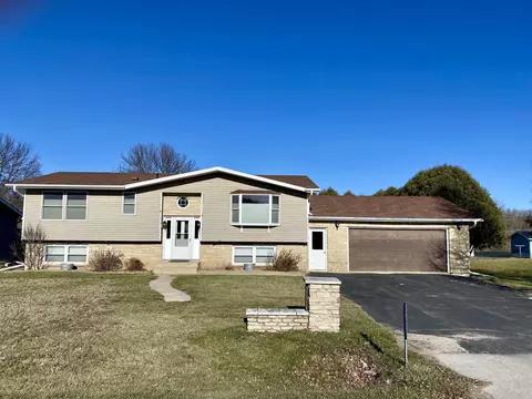 2537 River Rd, Decorah, IA 52101