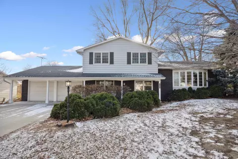 135 Summit Dr, Cedar Falls, IA 50613