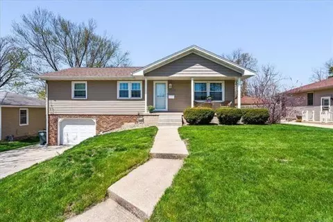 3322 Santa Maria Dr, Waterloo, IA 50702