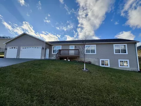 225 Knolls St, Lansing, IA 52151