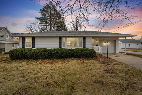704 2nd St, Grundy Center, IA 50638