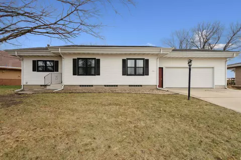 104 Sunset Dr, Hudson, IA 50643