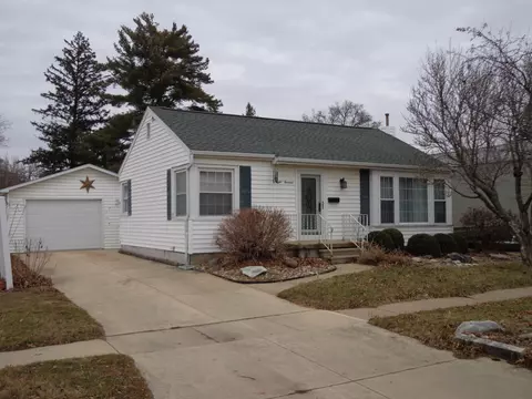 814 SE 3rd St, Independence, IA 50644