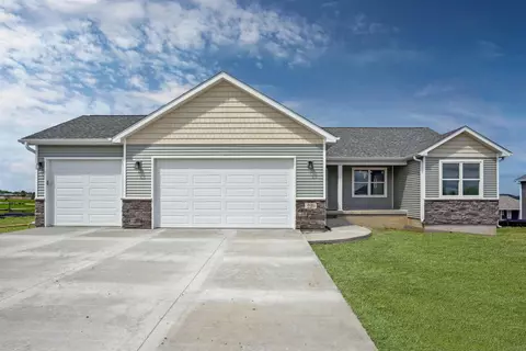 220 Willow Oak Dr, Hudson, IA 50643