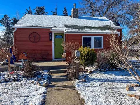 710 11th St, Eldora, IA 50627