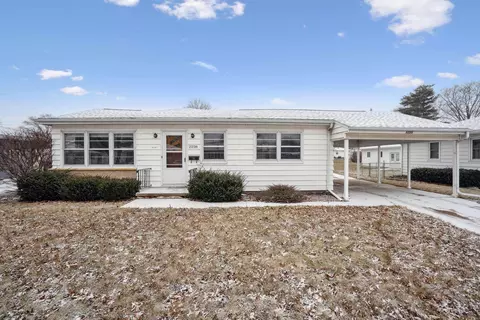 2228 Valley Park Dr, Cedar Falls, IA 50613
