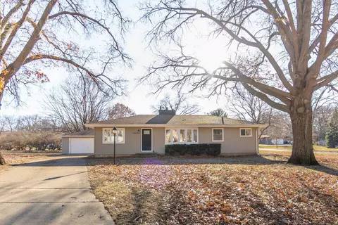 1901 Pin Oak Dr, Cedar Falls, IA 50613